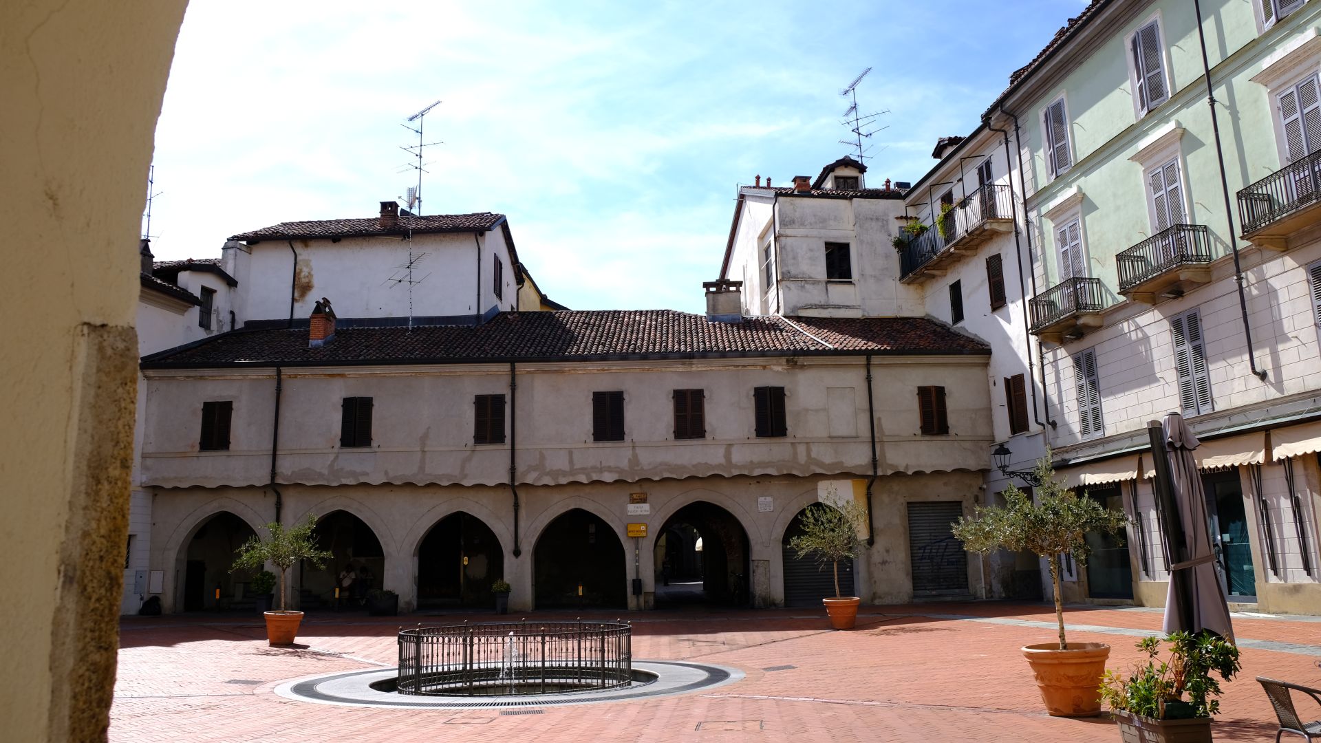 a-vercelli-tra-eleganti-piazze-e-imponenti-torri-piemonte-italia